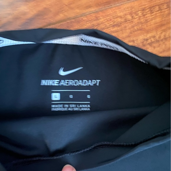 Nike Pro Dry-Fit Areodraft crop Black with Silver reflector Stripes on sides L - Picture 3 of 3